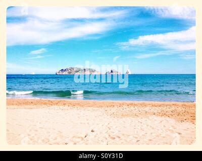 Vue sur les îles Medes à partir de la plage de l'Estartit Banque D'Images