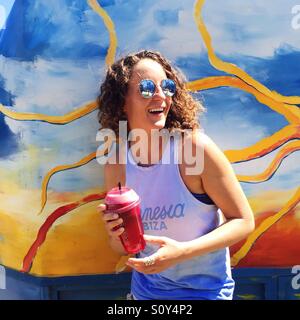 Woman smiling and holding boisson santé Banque D'Images