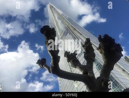 L'Écharde de nuages spectaculaires et une coupe d'arbres. Londres, R.-U. Banque D'Images