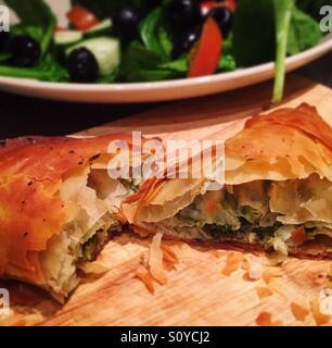 Spanakopita, épinards et feta grecque, tarte cuit juste Banque D'Images