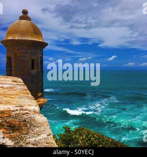 Les vagues se briser contre les murs d'El Morro, Old San Juan, Puerto Rico Banque D'Images