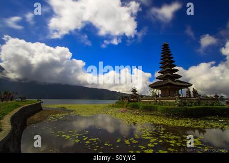 Pura Ulun Danu Bratan est le major Shivaite et temple de l'eau en Bali, Indonésie. Banque D'Images