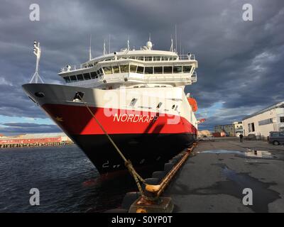 Navire Hurtigruten-MS "Nordkapp" dans le port de Svolvær, la Norvège. Banque D'Images