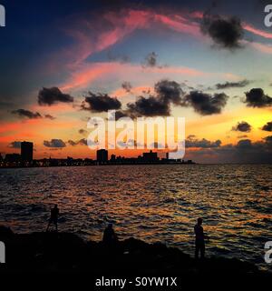 Les pêcheurs au coucher du soleil le long du Malecon de La Havane Cuba Banque D'Images