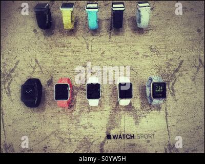 Montres sport Apple sur l'affichage en magasin. Banque D'Images