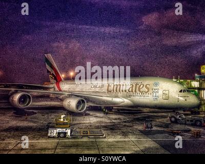 Unis avion à l'Aéroport International de Dubaï gate Banque D'Images