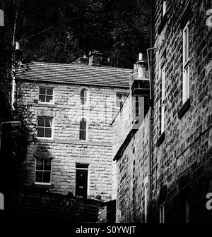 Photographie en noir et blanc de maisons à Matlock Bath un village dans le Derbyshire Peak District England UK Banque D'Images