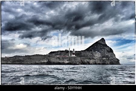 Le rocher de Gibraltar d'une mer Banque D'Images