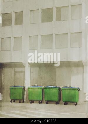 4 poubelles en face d'un immeuble de bureaux Banque D'Images