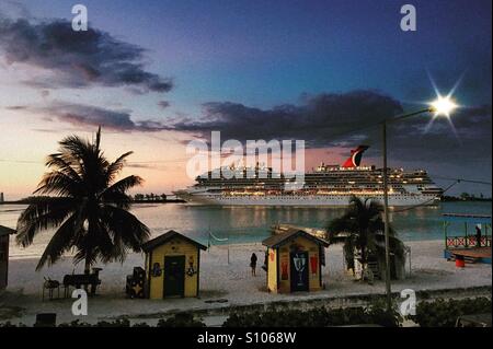 Bateau de croisière du port de Nassau laissant Banque D'Images