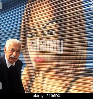 Plus l'homme à Chypre, Harringay Green lanes. En passant par la boutique avec un portrait de femme peint sur ses volets. Londres, R.-U. Banque D'Images