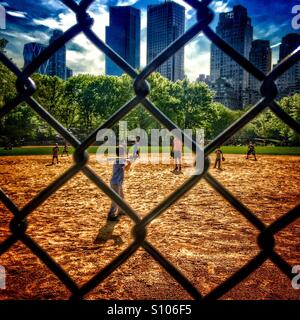 Les enfants jouent au base-ball dans Central Park, New York Banque D'Images