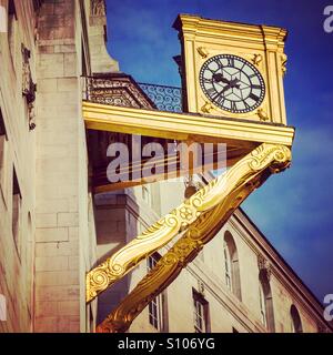 Horloge dorée, du côté de Leeds, Civic Hall. Banque D'Images