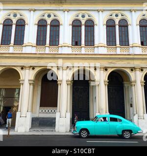 Avec le centre de La Havane vieille voiture américaine Banque D'Images