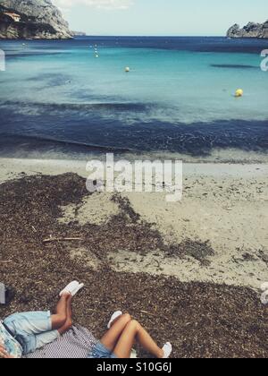 Couple lying on the beach Les calanques de Marseille France Banque D'Images