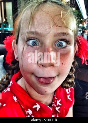 Little girl pulling faces. Banque D'Images