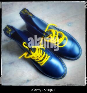 Paire de Dr Martens design classique bottes en cuir bleu avec lacets jaune Banque D'Images