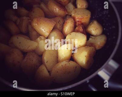 Pommes de terre rissolées dans une poêle Banque D'Images