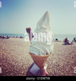 La crème glacée molle avec un flake dans un cône sur une plage Banque D'Images