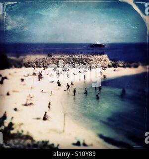 L'été à la plage sur la côte d'Azur à Antibes Banque D'Images