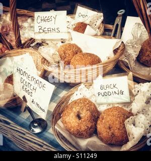 Sélection de tartes et oeufs scotch en vitrine Banque D'Images