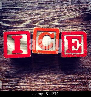 Mot ICE fait avec des blocs de bois alphabet Banque D'Images