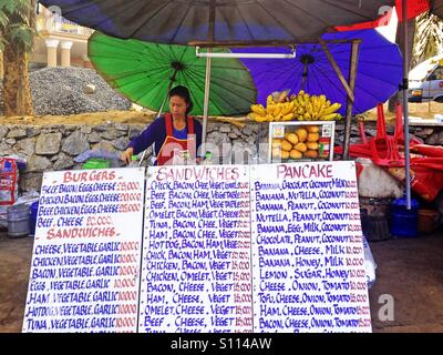 Vendeur sandwhiches à Vang Vieng, Laos Banque D'Images