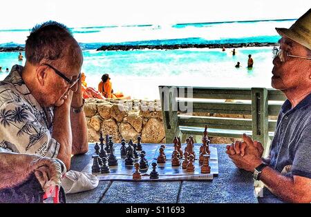 Joueurs d'échecs à Waikiki Banque D'Images