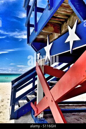 Stars and Stripes lifeguard station Banque D'Images