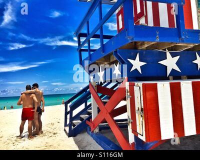 Stars and Stripes lifeguard station Banque D'Images