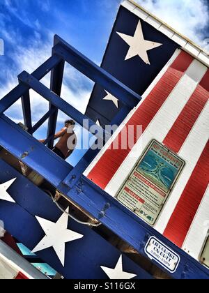 Stars and Stripes lifeguard station Banque D'Images