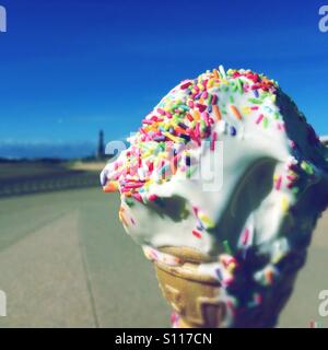 La crème glacée avec sprinkles sur la promenade de Blackpool Banque D'Images