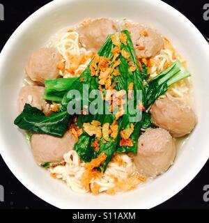 Notre home-made 'ie' Bakso ou soupe de nouilles avec des boulettes de viande. Banque D'Images