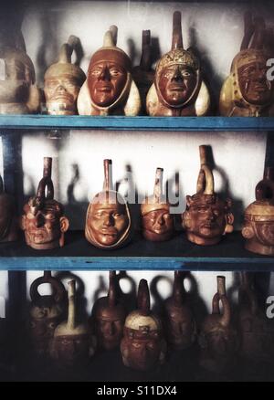 Rangées de poterie inca traditionnel sur les étagères en musée larco de Lima au Pérou Banque D'Images