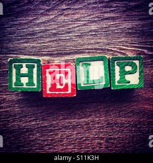 Mot HELP fait avec des cales en bois lettres alphabet Banque D'Images