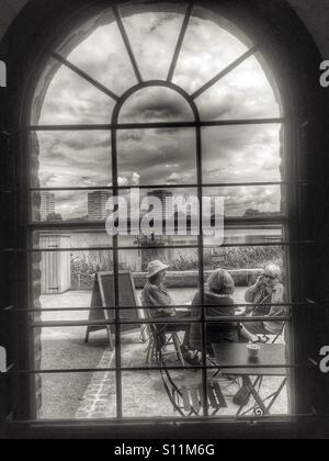 Vue de la fenêtre de la chambre de charbon converti cafe à Woodberry zones humides, Hackney, Londres, Royaume-Uni (30 juin 2016) Banque D'Images