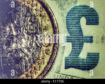 Pièce en euros et £ symbole sur un billet de 5 euros Banque D'Images
