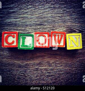 Mot de clown fait avec des cales en bois lettres alphabet Banque D'Images