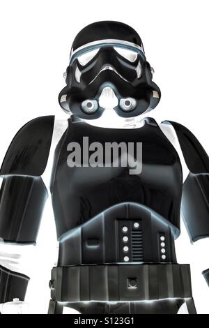 Un noir, Star Wars Stormtrooper sur un fond blanc. Banque D'Images