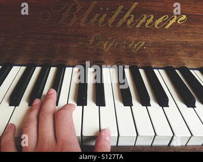 Main sur les touches de piano Banque D'Images