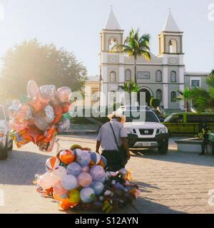 Vendeur de ballons dans la plaza de San Jose del Cabo, Mexique Banque D'Images