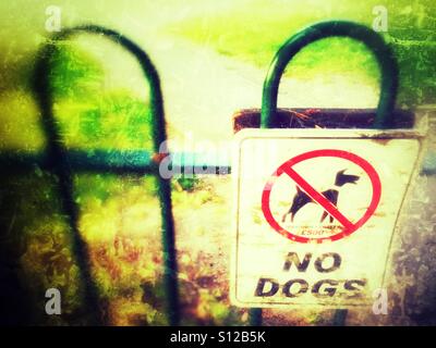 Chiens non admis, signe sur park fence Banque D'Images