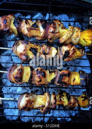 Sur le barbecue Brochettes de poulet Banque D'Images