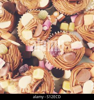 Cup cakes chocolat avec dolly mélanges sur top Banque D'Images