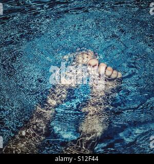 Relations sérieuses in de l'été. POV. Se détendre dans la piscine. Banque D'Images