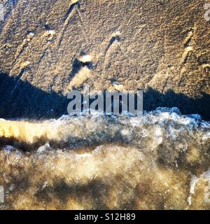 Clapotis de la mer sur le sable. Banque D'Images