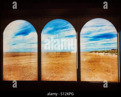 Lytham St Annes beach vue par trois fenêtres cintrées sur pier Banque D'Images