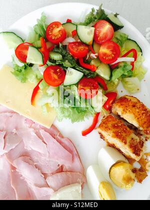 Salade avec oeuf jambon saucisse et Banque D'Images