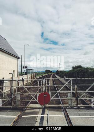 Passage à niveau à la gare de Ty Croes, Anglesey, au nord du Pays de Galles Banque D'Images