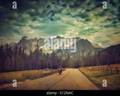 La moto dans les Dolomites, Italie Banque D'Images